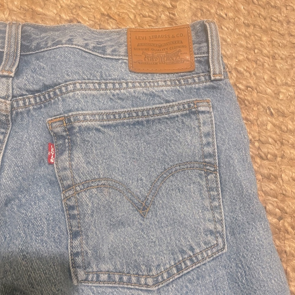 Levi’s Highwaisted Wedgie Jeans w/ Frayed Bottom & Knee Fit Like Size 30